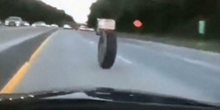 (VIDEO) Pogledajte kako otpali točak vozi po središnjoj barijeri