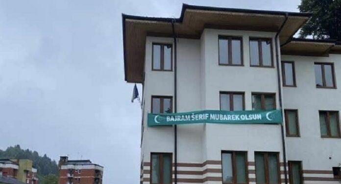 INAT NAM NEĆETE SLOMITI: BANERI SA ČESTITKOM POVODOM KURBAN-BAJRAMA PONOVO KRASE SREBRENICU