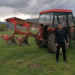 Ujutru radi kao predsjednik opštine, popodne radi u traktoru