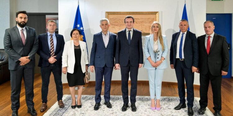(FOTO): Podrška Vladi Albina Kurtija i zahvalnost za usvojenu Rezoluciju o osudi genocida u Srebrenici