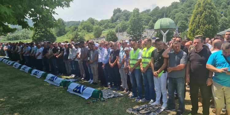 KLANJANA DŽENAZA ZA 19 ŽRTAVA GENOCIDA U SREBRENICI: SAGNUTE GLAVE, SUZE U OČIMA