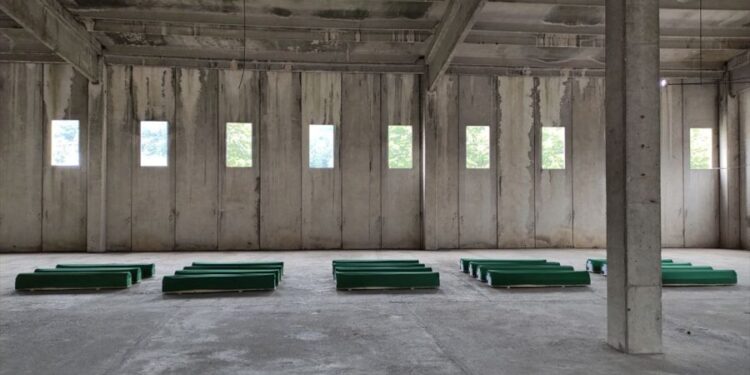 Tišina i zeleni tabuti u hali bivše fabrike u Potočarima