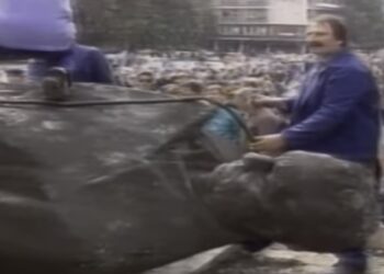 (VIDEO) POGLEDAJTE KAKO JE UKLONJEN SPOMENIK JOSIPA BROZA TITA U UŽICU 1991. GODINE