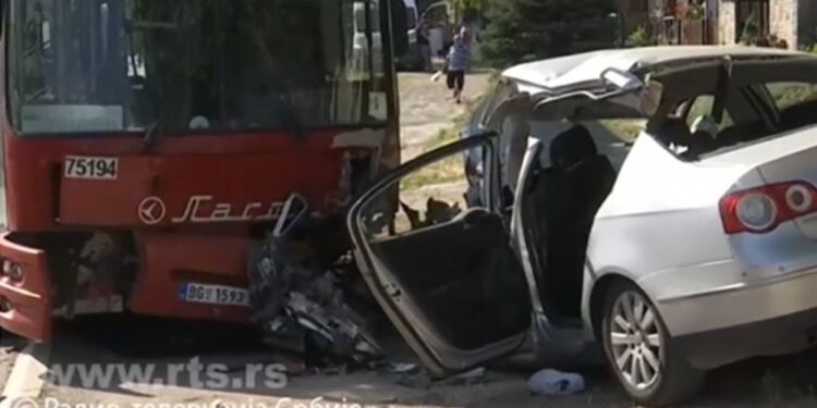 UHAPŠEN VOZAČ POSLIJE UDESA U KOJEM JE TROJE LJUDI POGINULO: Autobusom prešao u drugu traku! Pogledajte slike