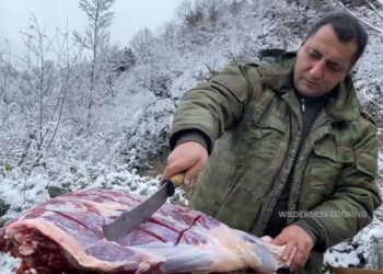 (VIDEO) SEDAM SATI PRŽENJA OGROMNOG GOVEĐEG BUTA U TANDIRU! VRLO SKUPA POSLASTICA!