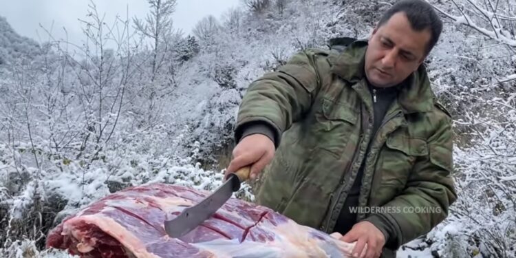 (VIDEO) SEDAM SATI PRŽENJA OGROMNOG GOVEĐEG BUTA U TANDIRU! VRLO SKUPA POSLASTICA!