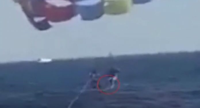 (VIDEO) DRAMATIČAN TRENUTAK: MORSKI PAS OTKINUO DIO NOGE PARAGLAJDERU DOK JE LETIO IZNAD MORA