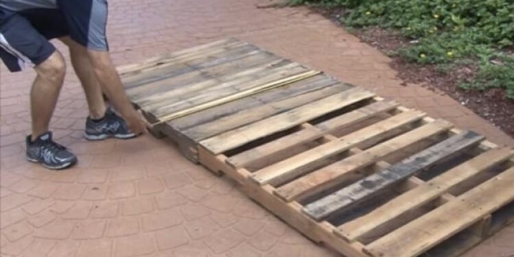 (VIDEO) Spojio je dvije drvene PALETE i napravio savršenu stvar za ljetne dane! GENIJALNO!