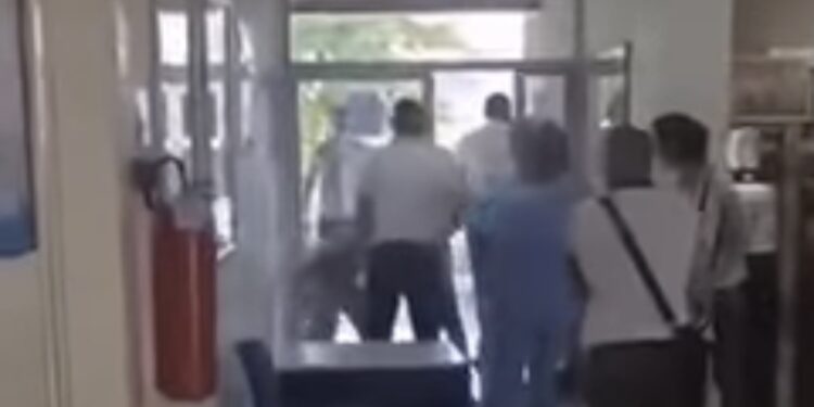 (VIDEO) SITUACIJA NEIZDRŽIVA: Uznemirujući snimak tuče pacijentkinje i obezbjeđenja u Domu zdravlja