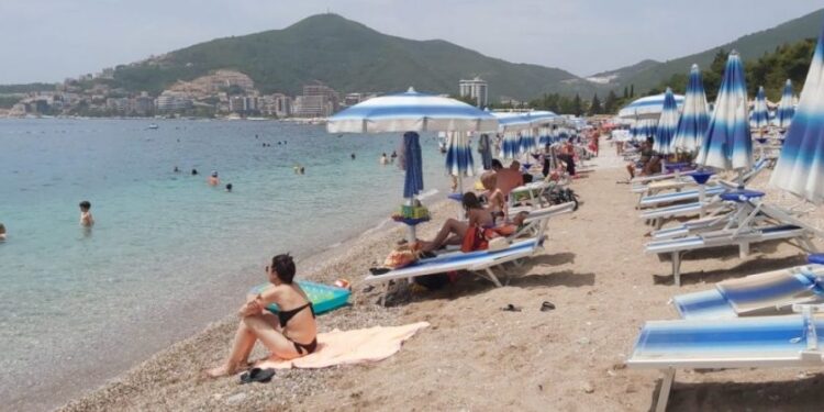 NA CRNOGORSKIM PLAŽAMA SE TRAŽI MJESTO VIŠE: ‘NEMA ĐE PEŠKIR DA SE STAVI’