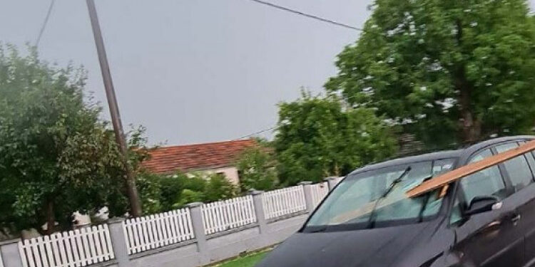 NESVAKIDAŠNJA NESREĆA: DASKA ULETJELA U AUTOMOBIL U POKRETU