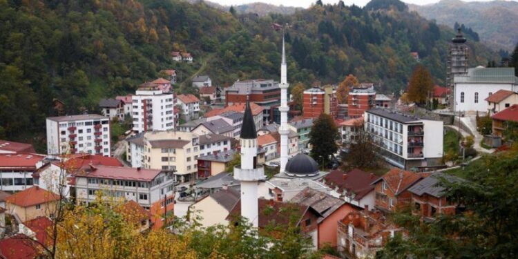 DANAS KOMEMORATIVNA SJEDNICA ZA ŽRTVE U SREBRENICI, STIŽU I UČESNICI MARŠA MIRA
