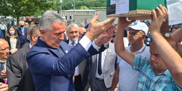 ĐUKANOVIĆ I JOVANOVIĆ POMILOVALI TABUT SA POSMRTNIM OSTACINA NAJMLAĐE DANAS UKOPANE ŽRTVE