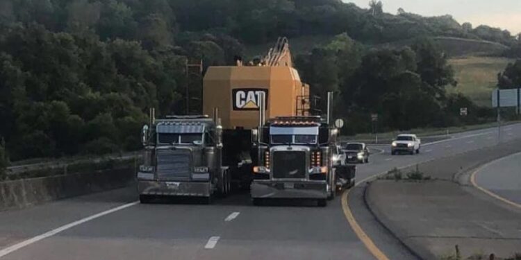 Jedan teret istovremeno na dva kompleta – način transporta bagera teškog 140 tona