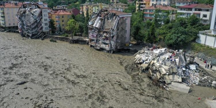 UPDATE – Turska: U poplavama u Kastamonuu preminulo šest osoba