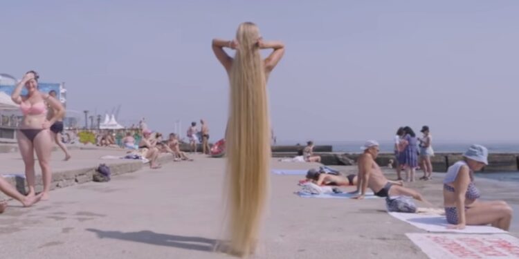 (VIDEO) UKRAJINKA IMA KOSU DUGAČKU GOTOVO DVA METRA, NIJE SE ŠIŠALA VIŠE OD 30 GODINA