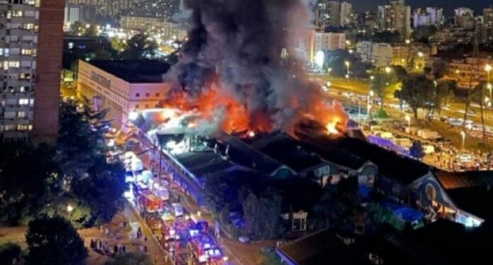 (VIDEO) UŽAS NA NOVOM BEOGRADU: Vatra guta tržni centar, vatrogasci nemoćni