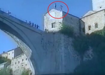 (VIDEO) Banjalučanin prvi u istoriji skočio sa kule pored Starog mosta u Mostaru