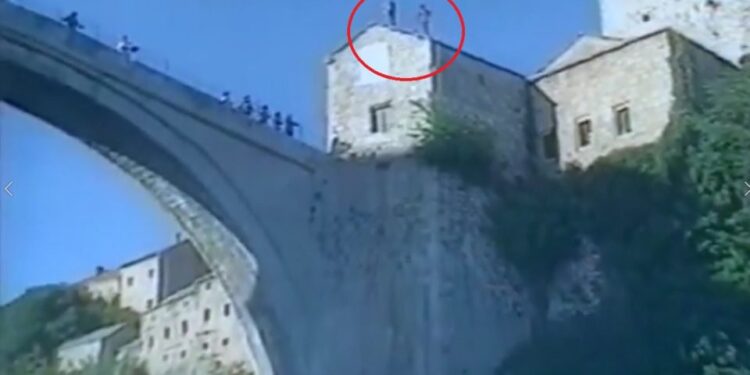 (VIDEO) Banjalučanin prvi u istoriji skočio sa kule pored Starog mosta u Mostaru