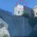 (VIDEO) Banjalučanin prvi u istoriji skočio sa kule pored Starog mosta u Mostaru