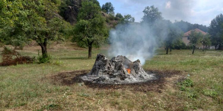 Berane: Podmetnut požar i zapaljena sijena u Beranselu, obijen i auto