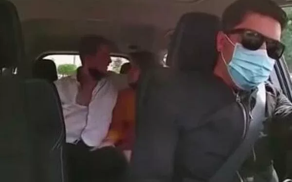 (VIDEO) UŠLA SA LJUBAVNIKOM U TAKSI: Nije mogla ni da sluti da ih vozi njen vjerenik!