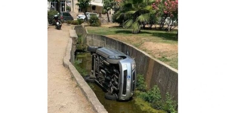 Budva: Pokušala da se parkira, pa upala u kanal