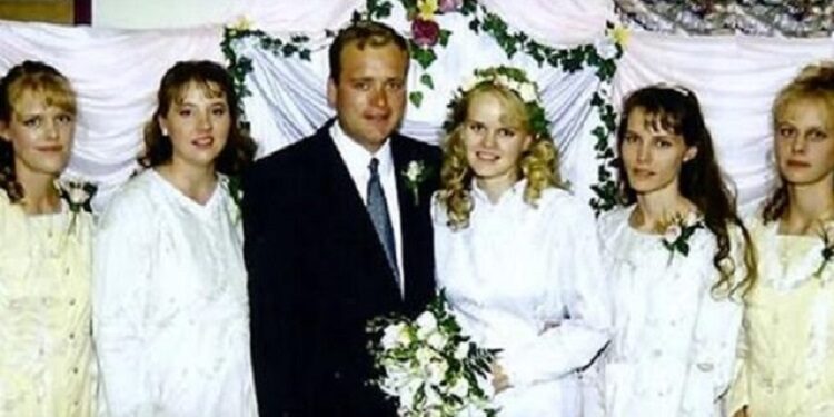 (VIDEO) Muškarac oženio PET ŽENA i ima 24 DJECE, ali svi su ostali ŠOKIRANI nakon što su zavirili u NJIHOVU KUĆU!