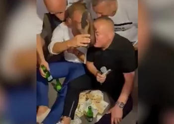(VIDEO) ŽELUDAC ĆE VAM SE OKRENUTI OD GADOSTI Đani pio iz nošenih cipela za OGROMAN BAKŠIŠ: Novčanice mu lijepili po znojavom čelu