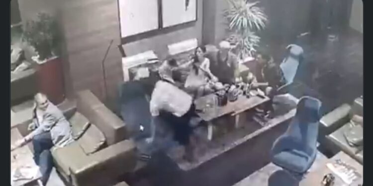 (VIDEO): Objavljen snimak napada: Bjelogrlić pet puta udario Antonijevića, kolege ga jedva zaustavile