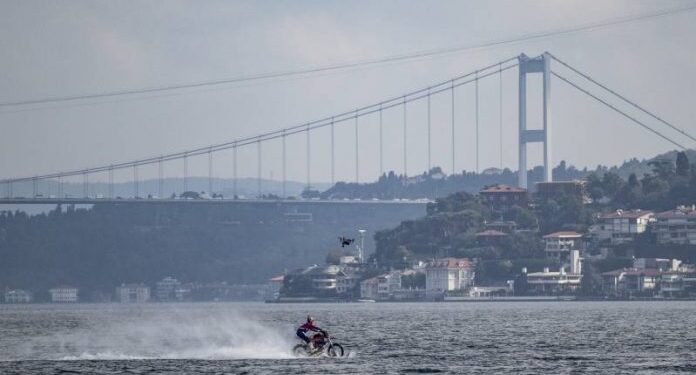 (VIDEO) POGLEDAJTE KAKO JE VOZAČ IZ AUSTRALIJE PRVI MOTOCIKLOM PREŠAO BOSFOR