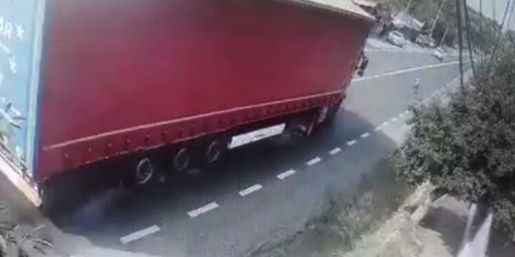 (VIDEO) U zadnji tren izbjegao ženu koja je išla u sigurnu smrt