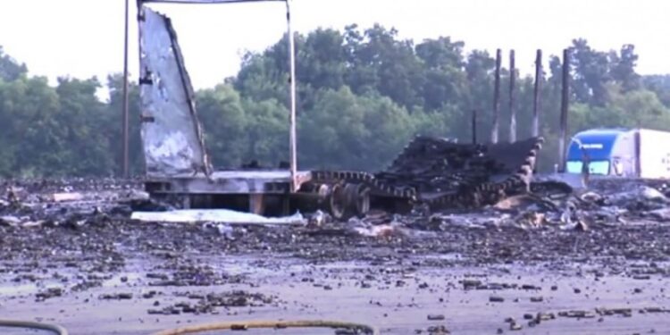 (VIDEO) Zapalio se kamion s 12 tona dezodoransa, a zatim i eksplodirao