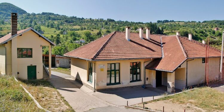 PETNJIČKO SELO TRPEZI SUOČENO SA DRASTIČNIM PADOM NATALITETA: U prvi razred upisana svega četiri đaka