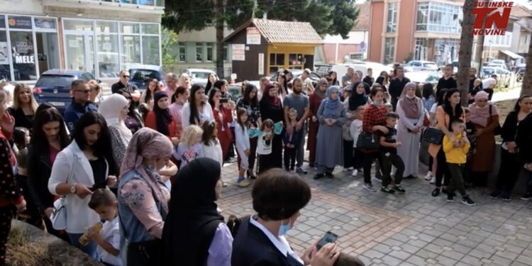(VIDEO) Svečani prijem prvaka u Osnovnoj školi Vuk Karadžić u Tutinu