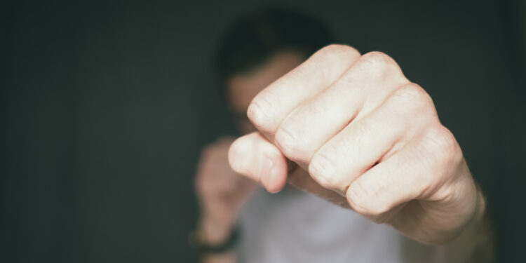 UŽAS U ČAČKU: Pretukao motkom ženu i ostavio je pored kontejnera