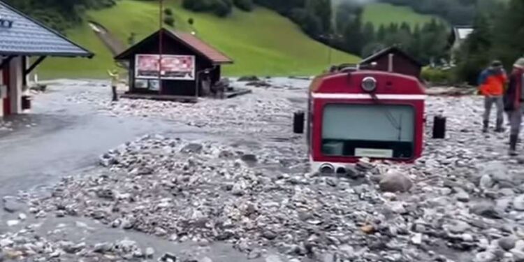 ZASTRAŠUJUĆI VIDEO: KLIZIŠTE ZATRPALO VOZ U SNAŽNOM NEVREMENU U AUSTRIJI