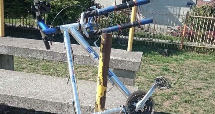 BIJELO POLJE: DJEVOJČICA ZABORAVILA BICIKL NA ŠKOLSKOM IGRALIŠTU, VANDALI GA UNIŠTILI, OBPŠTINA OBEZBJEDĐUJE NOVI BICIKL