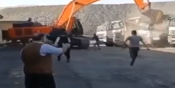 (VIDEO) Nije dobio platu, pa seo u bager i uništio pet firminih kamiona: Jedva su ga zaustavili