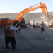 (VIDEO) Nije dobio platu, pa seo u bager i uništio pet firminih kamiona: Jedva su ga zaustavili