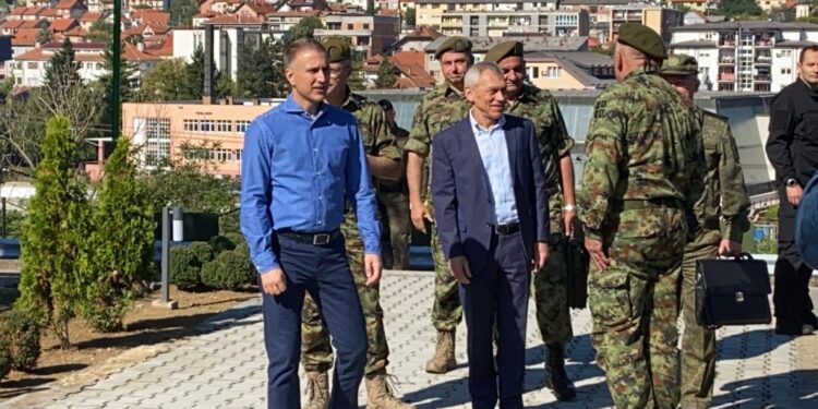Ministar Stefanović i ruski ambasador Harčenko obišli vojne baze uz Kosovo