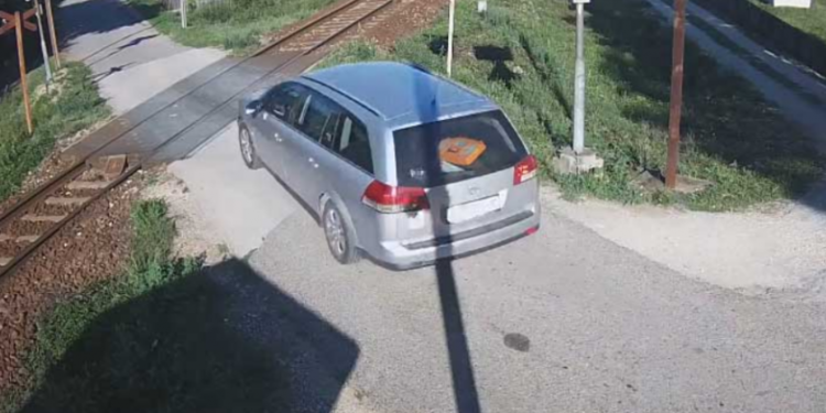 (VIDEO): NESAVJESNI VOZAČ U POSLJEDNJEM TRENUTKU PREŠAO PRUGU PRIJE VOZA