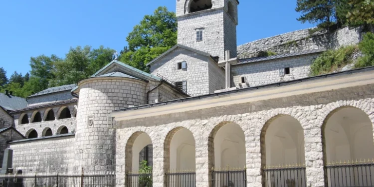 Vlada Crne Gore Cetinjski manastir prepisala na državu