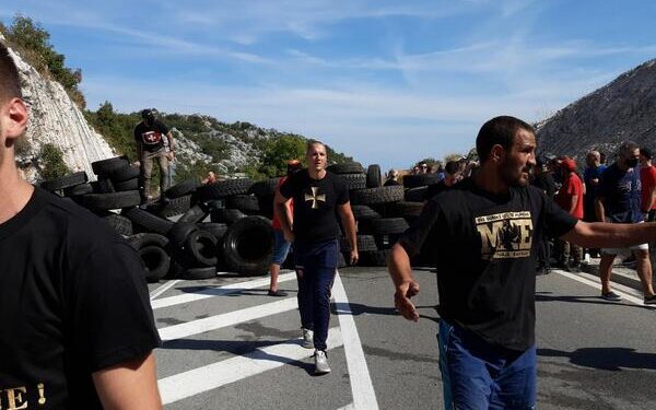(VIDEO) Blokiran put Podgorica – Cetinje: Postavljene gume, kamenje…
