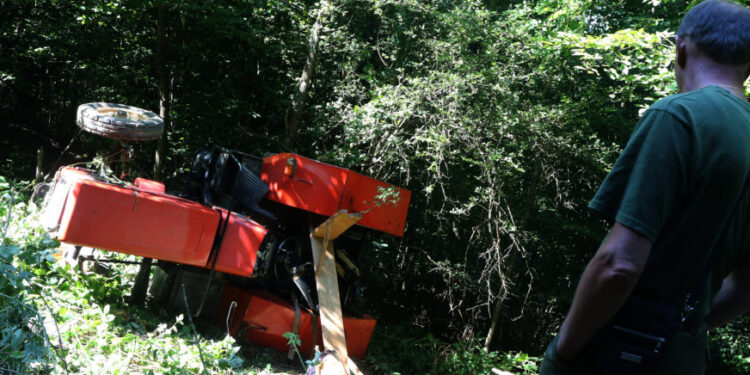 TRAGEDIJA U ŠUMI: ŽENA POGINULA PRILIKOM PREVRTANJA TRAKTORA