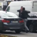 (VIDEO) HAOS u Novom Sadu: Stali na semafor, pa izletjeli iz automobila da se potuku – sjevale pesnice