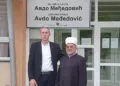 Intoniranje “Bože pravde” pod budim okom Zukorlićevog direktora OŠ “Avdo Međedović”
