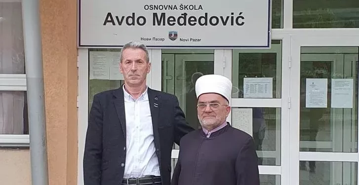 Intoniranje “Bože pravde” pod budim okom Zukorlićevog direktora OŠ “Avdo Međedović”