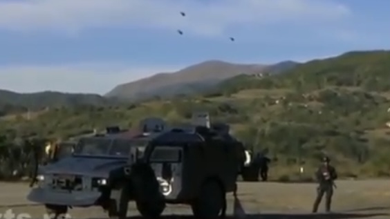 (VIDEO): Srpski vojni helikopteri nadlijeću punkt Jarinje sa srpske strane