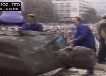 (VIDEO) Evo kako je Titov spomenik uklonjen iz Užica u septembru 1991. godine, gađali ga jajima i flašama